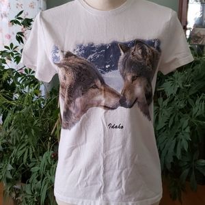 T-shirt with wolves